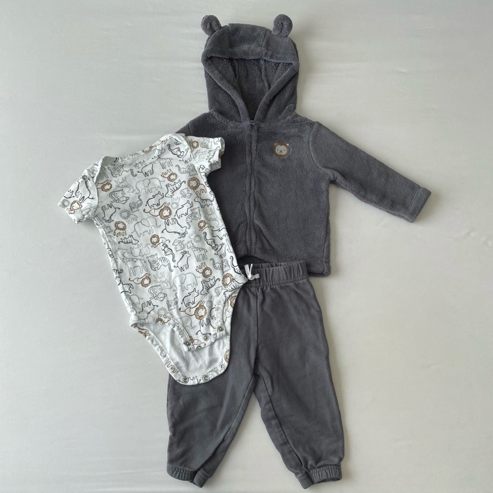 Adorable Carter’s Gender Neutral Outfit Size 6-9 months